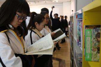 天朗社区中老年大学“凤翮正道·筑梦书屋”落成