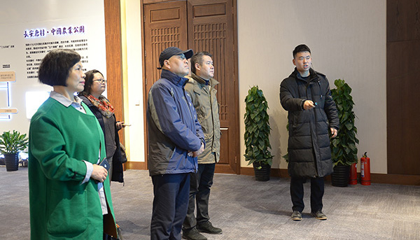 陕西省农民画协会主席雷新宏来唐村参观